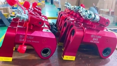 Alat baut hidraulik menunggu pengiriman